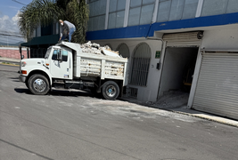 Camión retirando escombro del inmueble