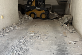 Minicargador trabajando dentro del inmueble